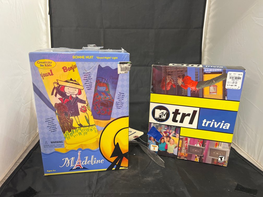 2 Pcs - Board Game - Trivia & Night Light