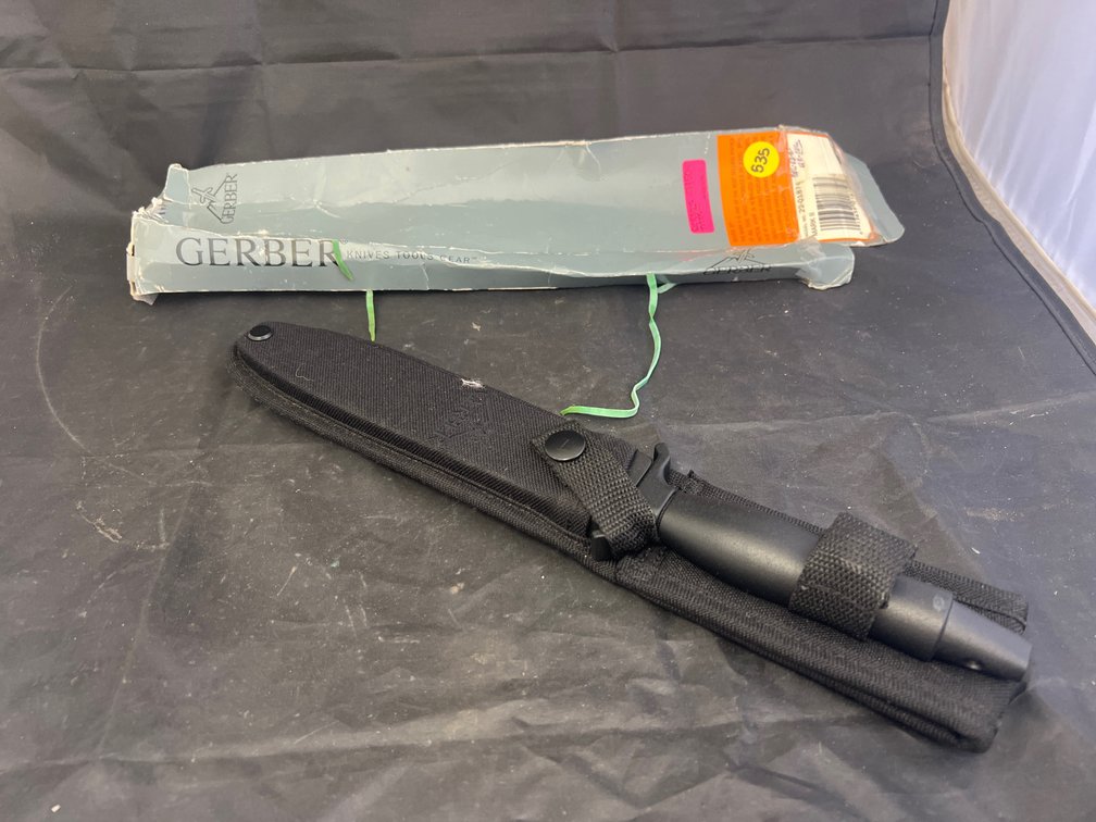 Gerber Fixed Blade Knife w/Nylon Sheath