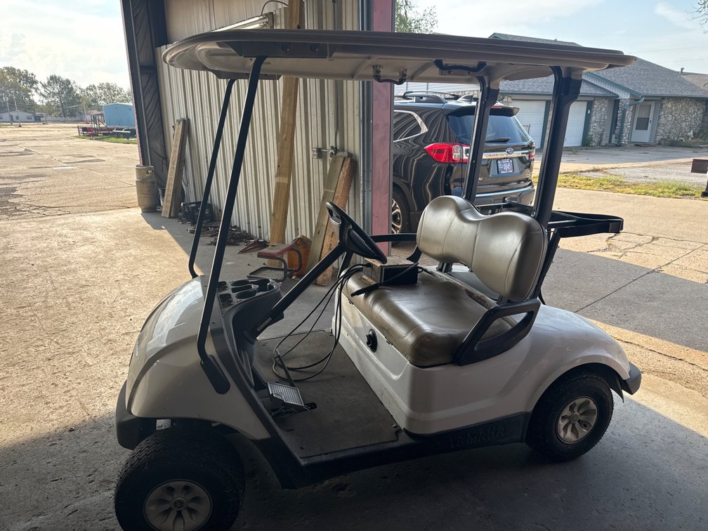 Yamaha Golf Cart w/Batteries & Charger - Batteries <1Yr Old