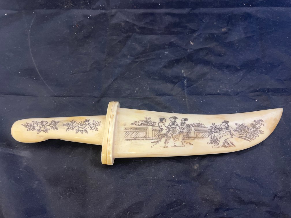 Scrimshaw Fixed Blade Knife w/Scrimshaw Sheath