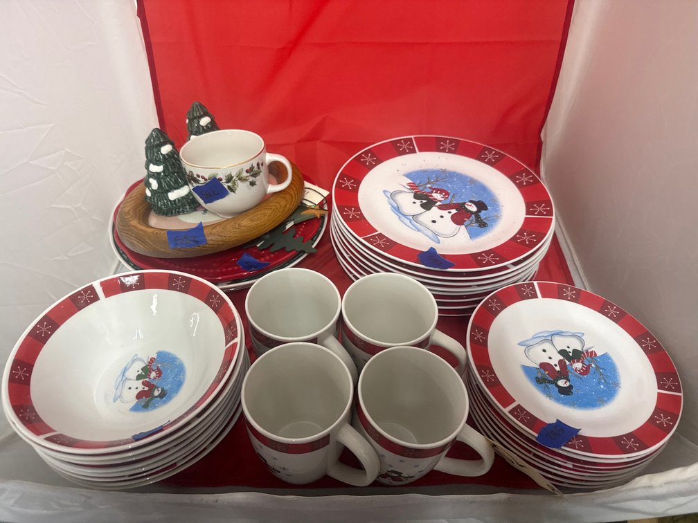 Walgreens Holiday Dinnerware
