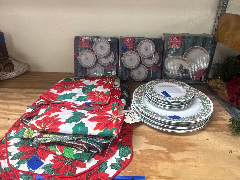 Majesticware - Holiday Ribbon Plates & Placemats