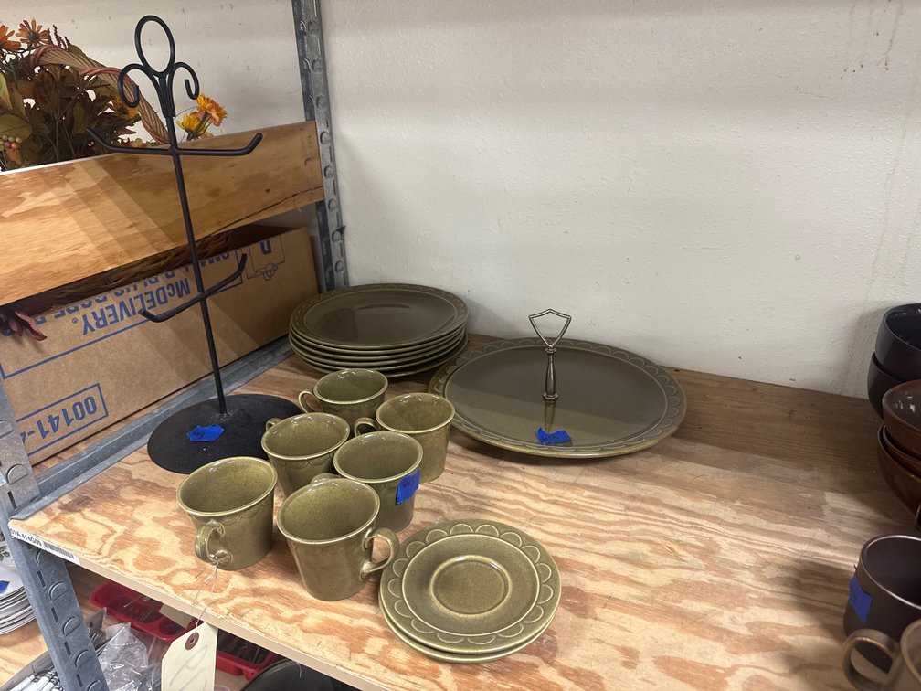 Assorted Plates - Mugs - Mug Tree