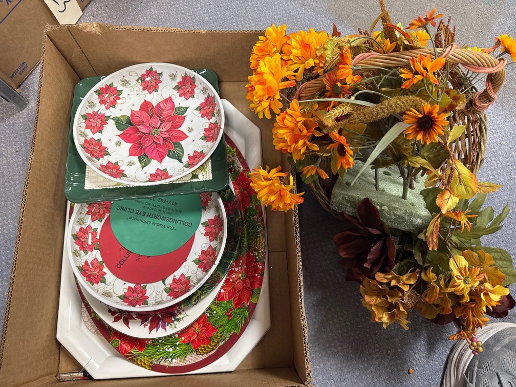 Plates & Trays - Wicker Basket w/Floral Picks