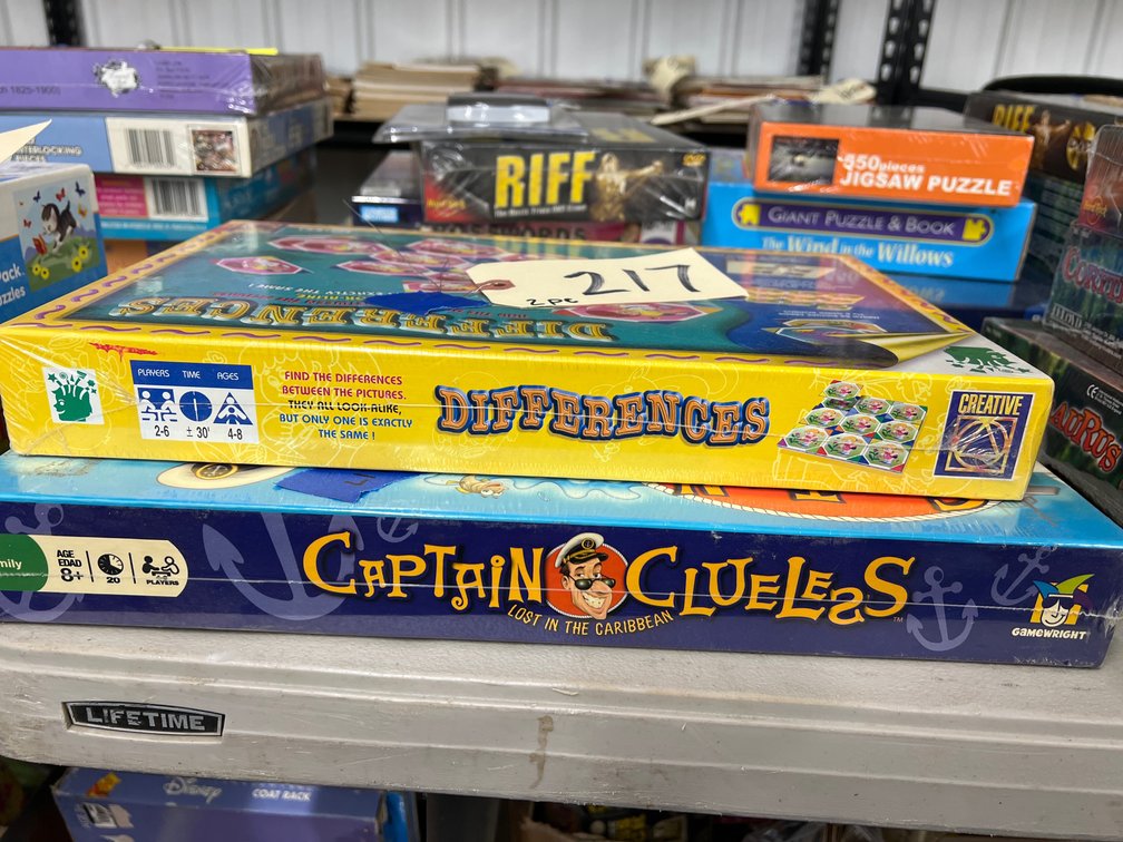 2 Board Games - Captain Clueless - Differences