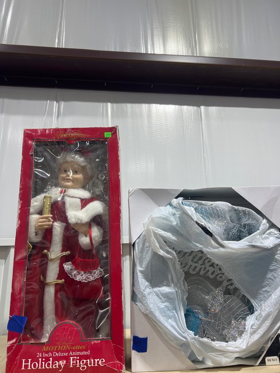 2 Pcs - 24" Holiday Animated Figure & Mesh Holiday Wreath