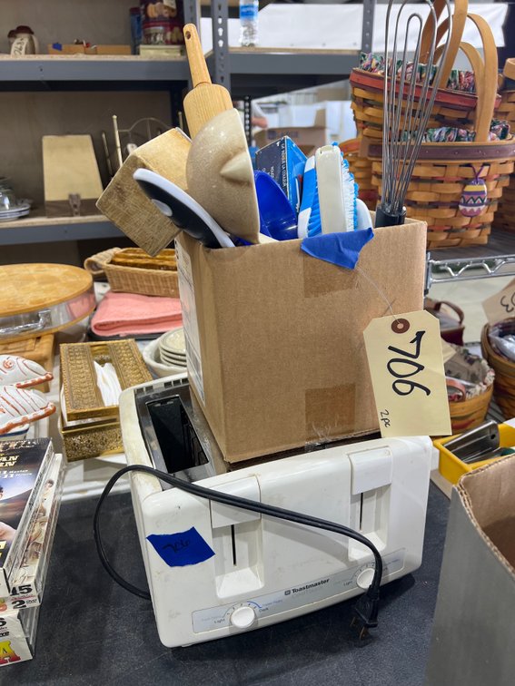 4-Bay Toaster & Assorted Kitchen Utensils