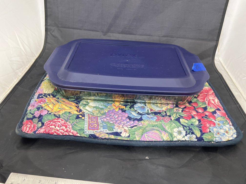 Pyrex Casserole w/Lid & Carrying Case