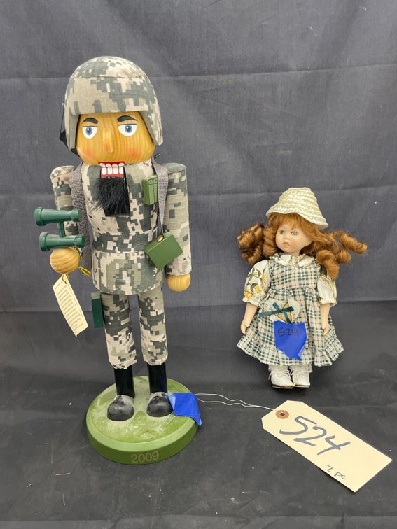 2 Pcs - Doll & Military Nutcracker