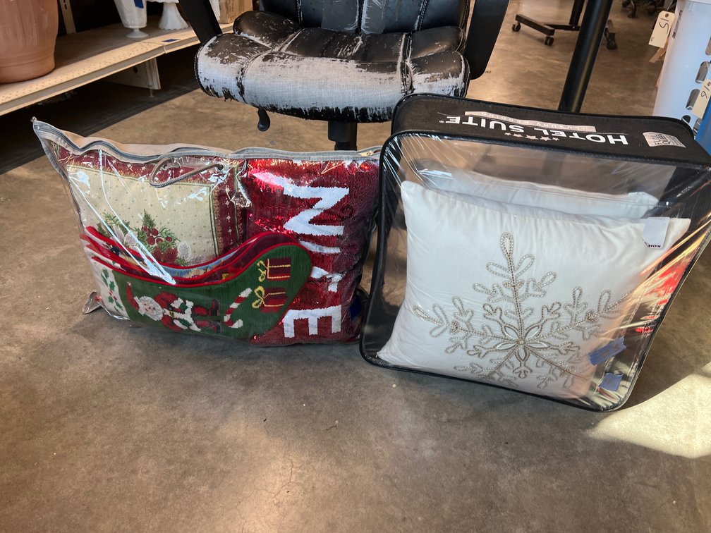 2 Pcs - Holiday Throw Pillow - Stocking Hangers