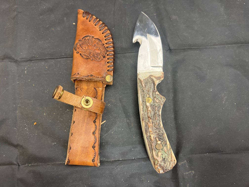 Fixed Blade Knife w/Gut Hook & Leather Sheath