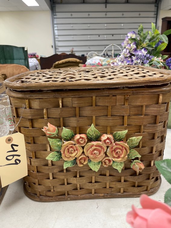 Picnic Basket w/Fall Themed Napkin Rings