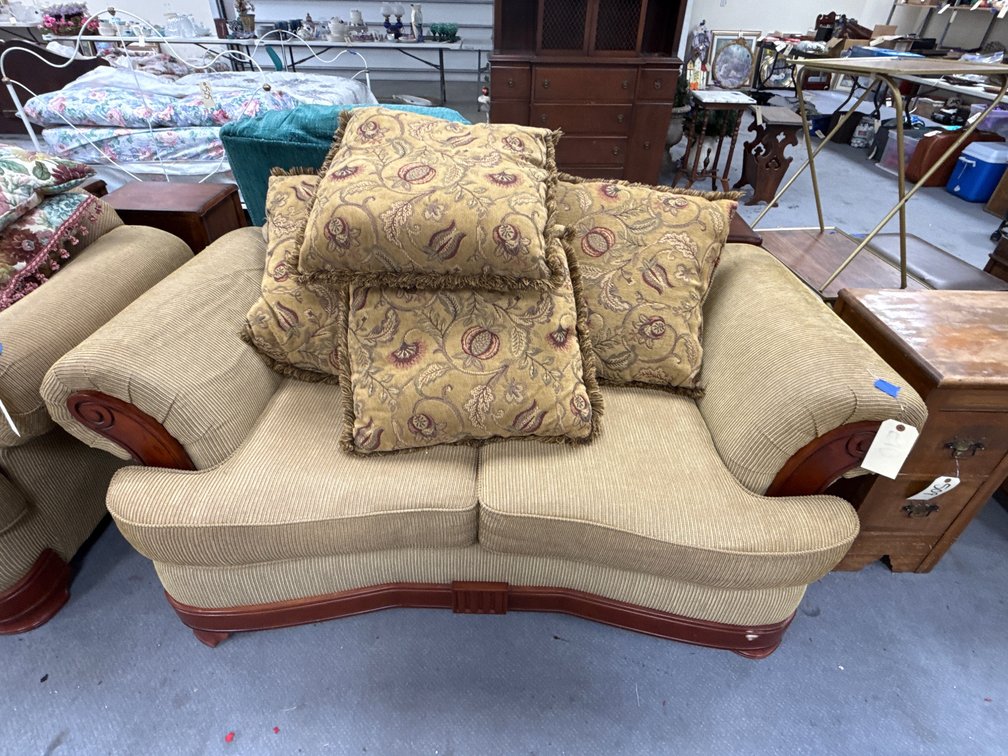 Cloth Upholstered Loveseat w/Pillows