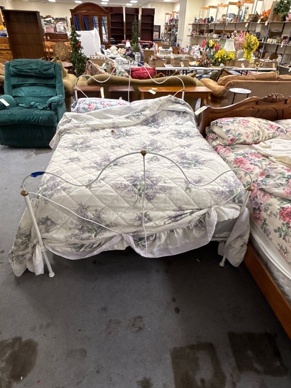 Metal Bed w/Mattress & Box Spring - Linens 52"W