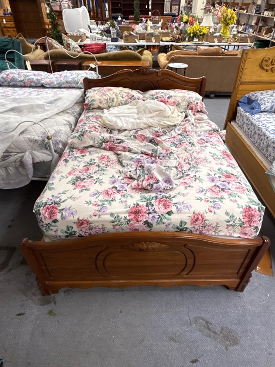 Wood Bed w/Mattress & Box Spring - Linens 57"W