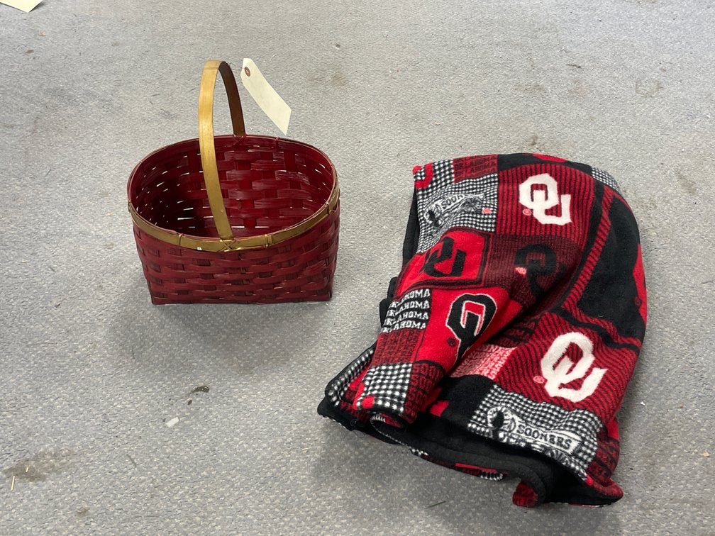 Wicker Basket w/OU Throw