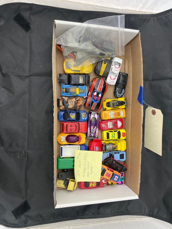 29 Hot Wheels & Navy Plane