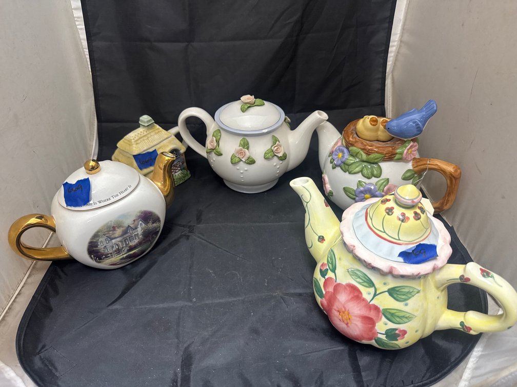 5 Pcs - Teapots - 1 is chipped