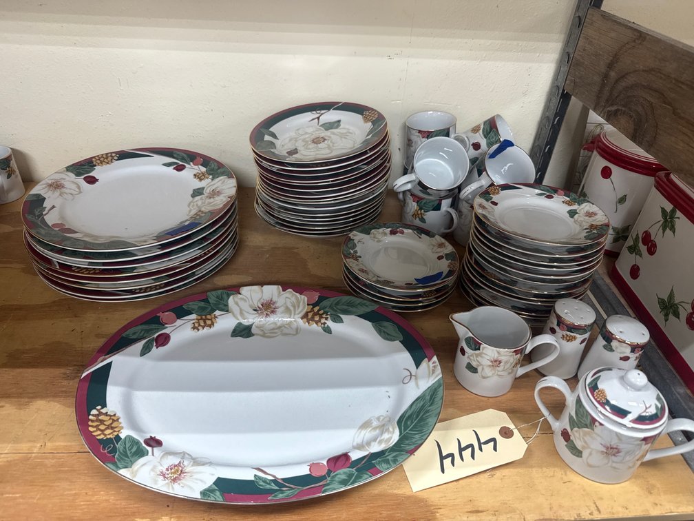 Tienshaan Gold Rimmed Dinnerware
