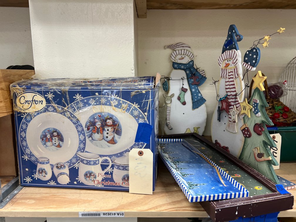 Crofton Holiday Servingware - Holiday Decor