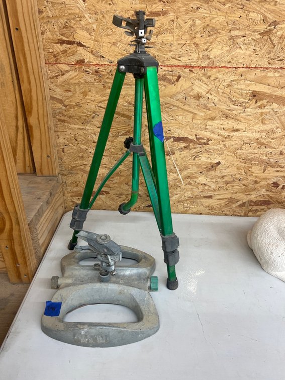 2 Pcs - Tripod Lawn Sprinkler & Lawn Sprinkler