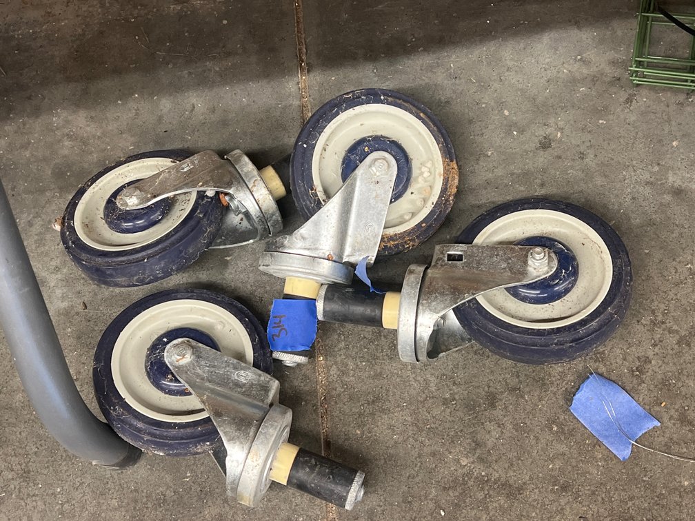 4 large Casters