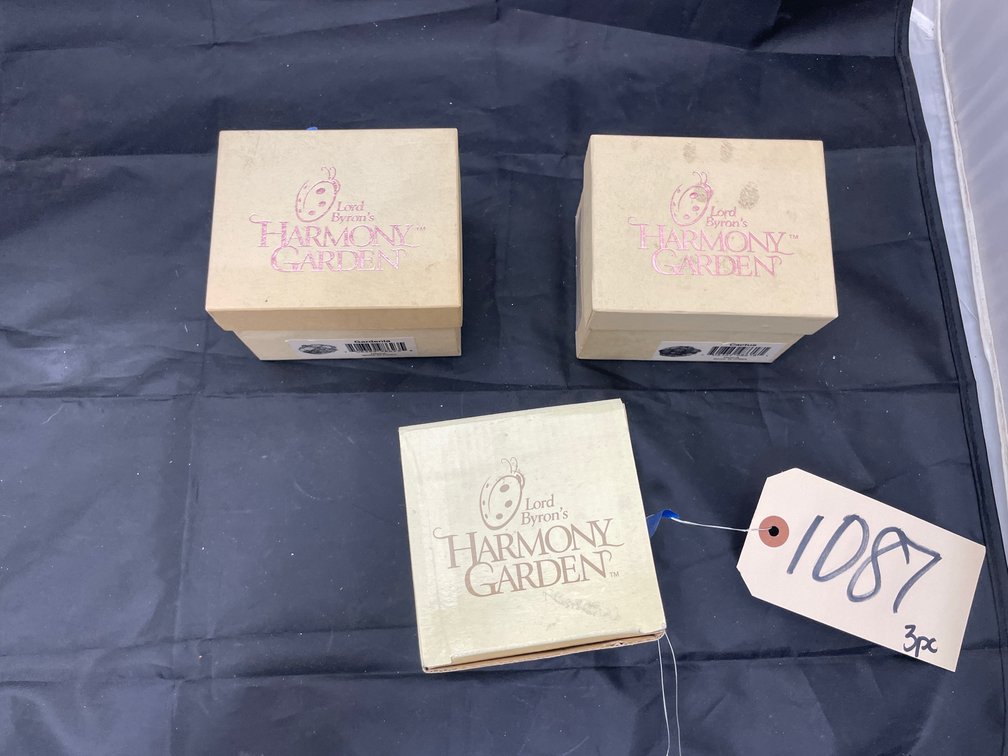 3 Pcs - Lord Byron Figurines in boxes