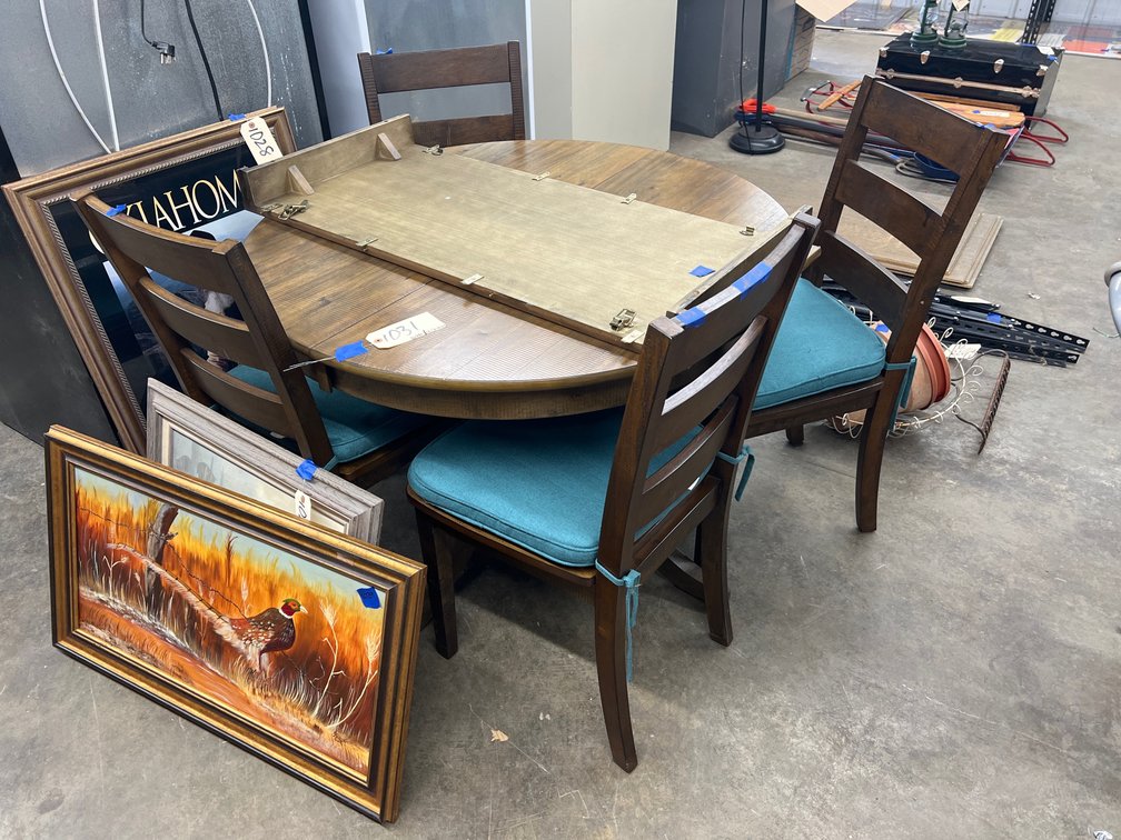 Wooden Dining Table w/Leaf & 4 Chairs 42"Dia+ 18" Leaf