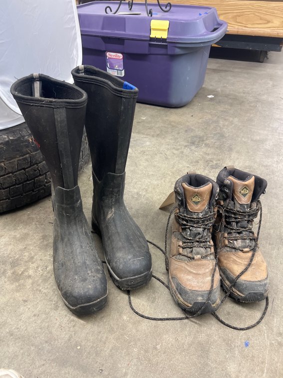 2 Pr Boots - Muck Hiking Sz 10 - Tingley Sz 9