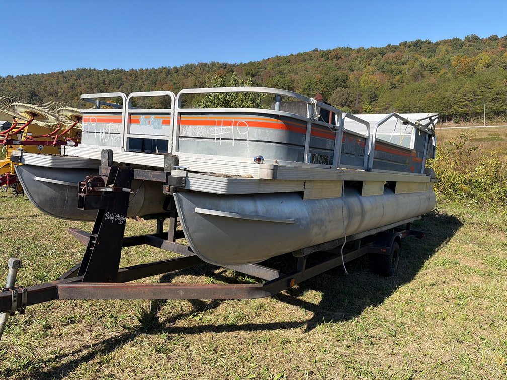 20’ Pontoon Boat