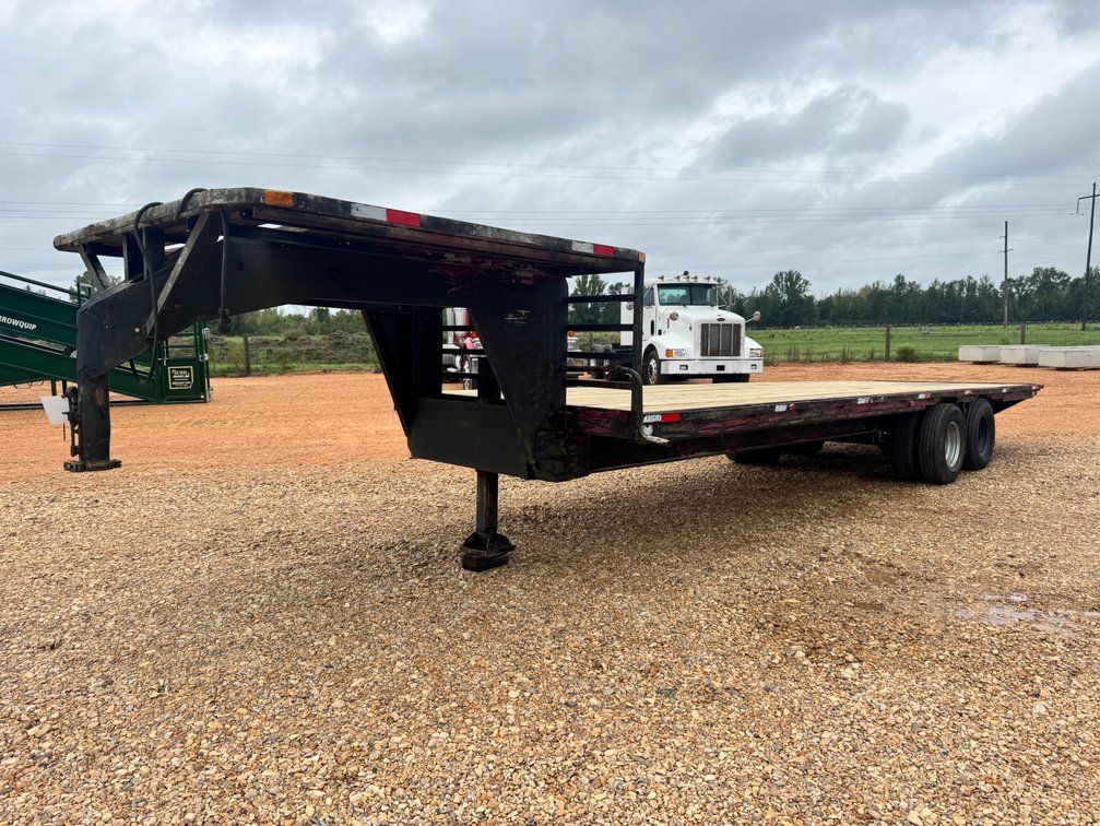 26’ Flatbed Gooseneck