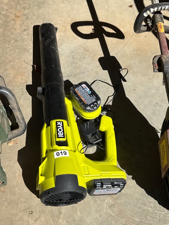 Ryobi 18V blower with extra battery and charger