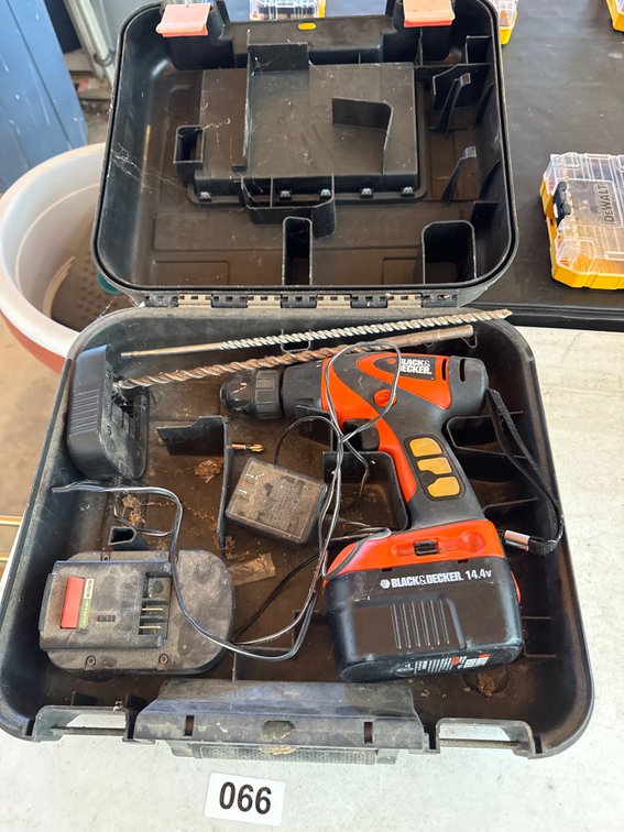 Black & Decker 14v drill w batteries & charger