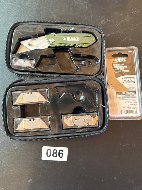 Husky utility knife with blades