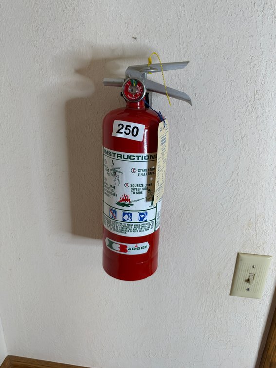 Badge fire extinguisher