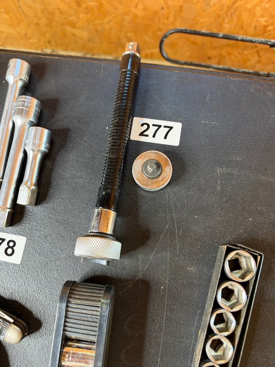 Flexible socket extension bar