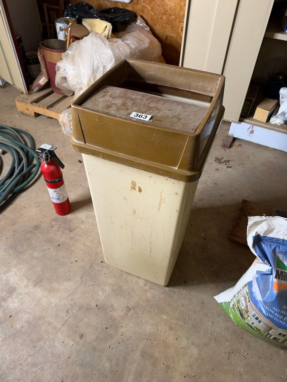 Plastic trash can