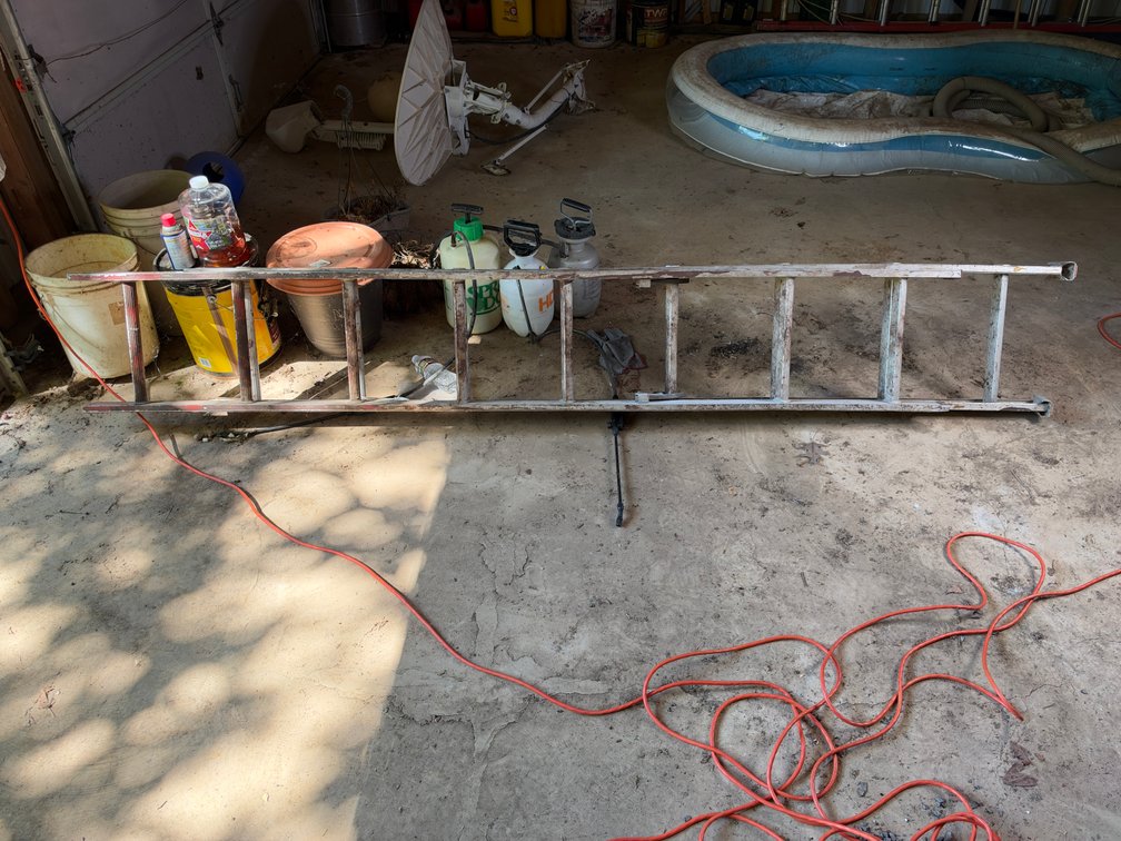 Aluminum extension ladder