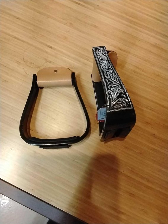 Showman Black Engraved Barrel Stirrups