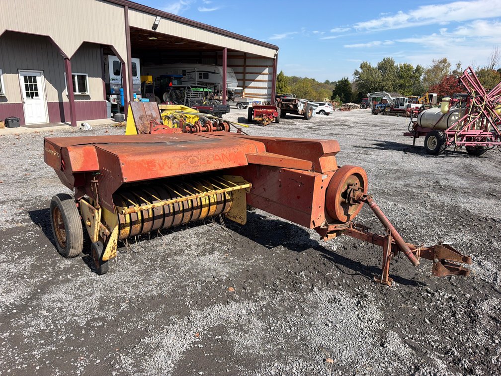 NEW HOLLAND 273 SQ BALER