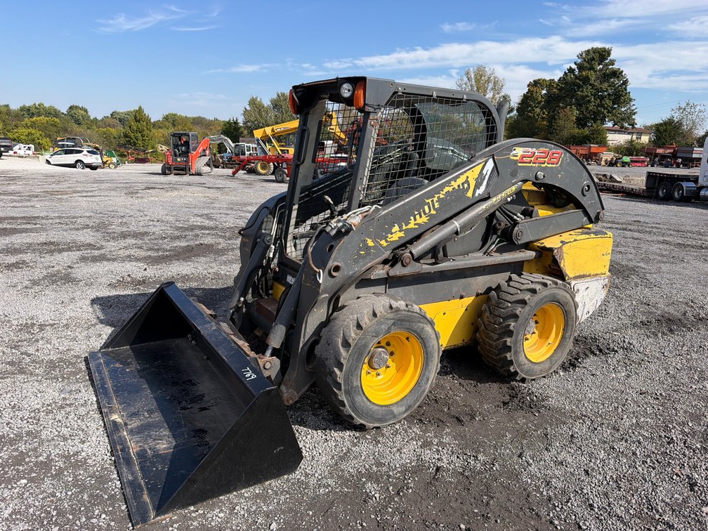 NEW HOLLAND L228 SKIDSTEER