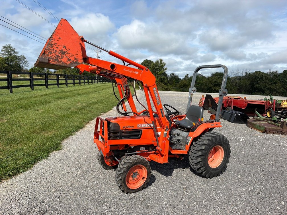 KUBOTA B7800 TRACTOR W/ LOADER