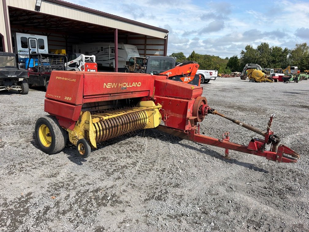 NEW HOLLAND 320 SQ BALER