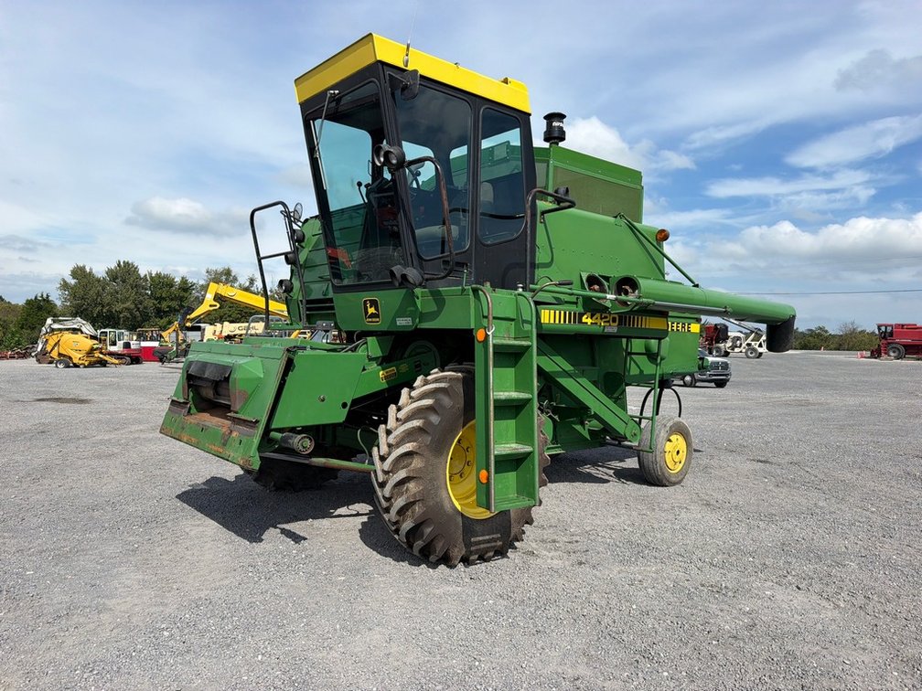 JOHN DEERE 4420 COMBINE