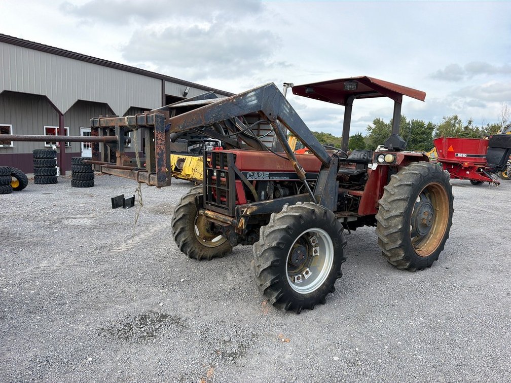 CASE IH 885 TRACTOR W/ LOADER