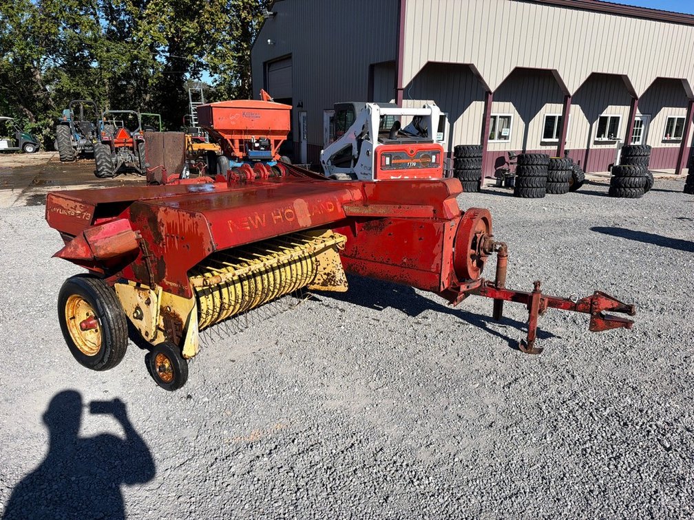 NEW HOLLAND 273 SQ BALER
