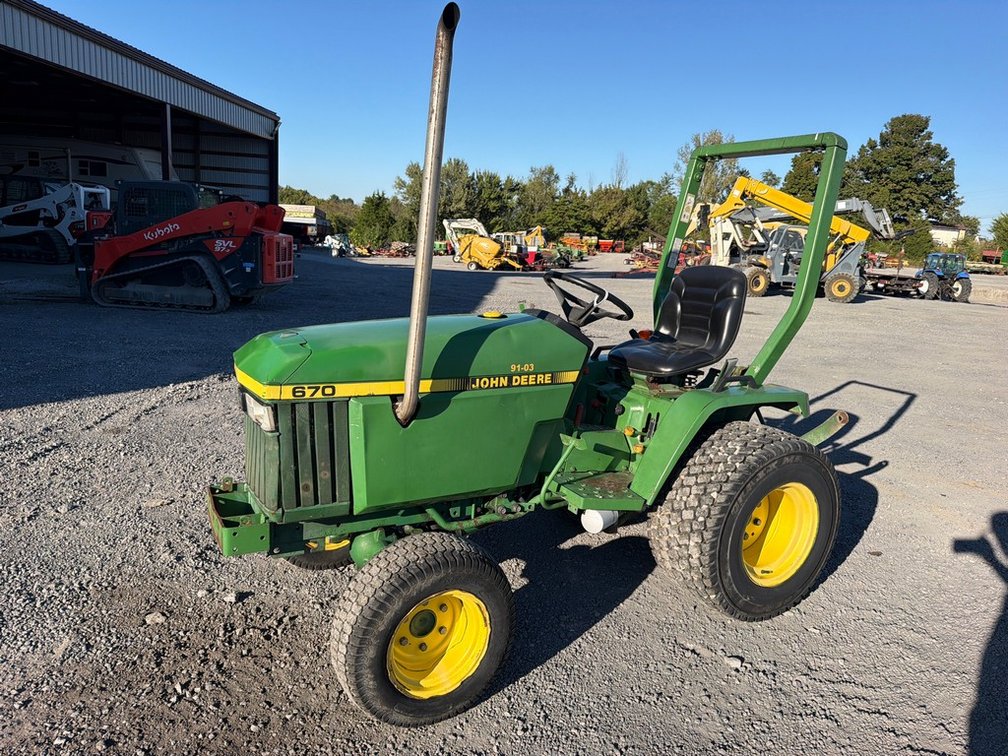 JOHN DEERE 670 TRACTOR