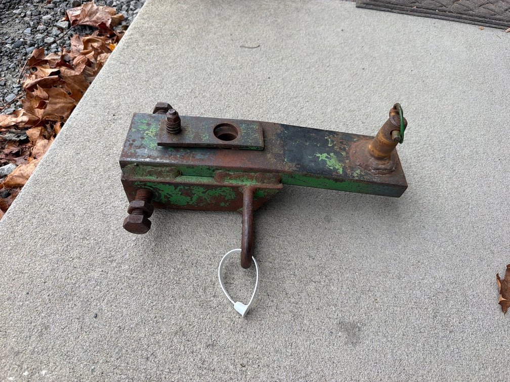 JOHN DEERE IMPLEMENT HITCH