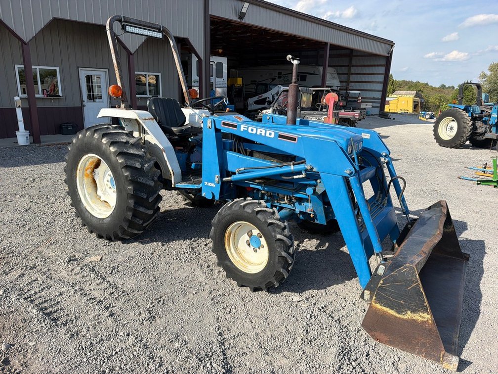 NEW HOLLAND 1920 TRACTOR W/LOADER