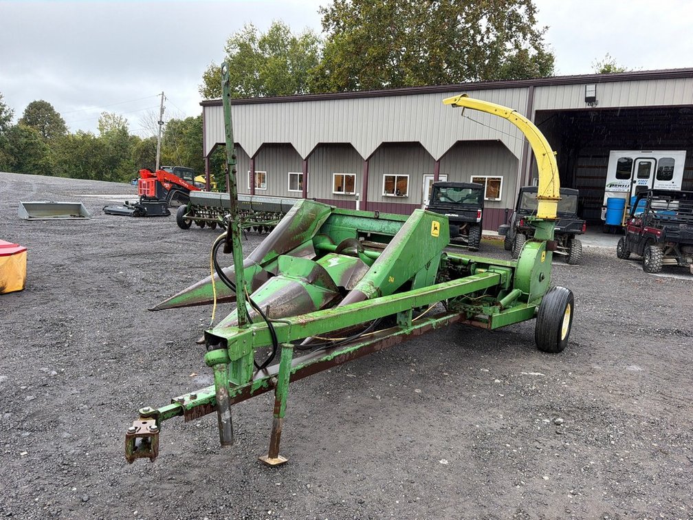 JOHN DEERE 3800 CHOPPER W/244 HEAD